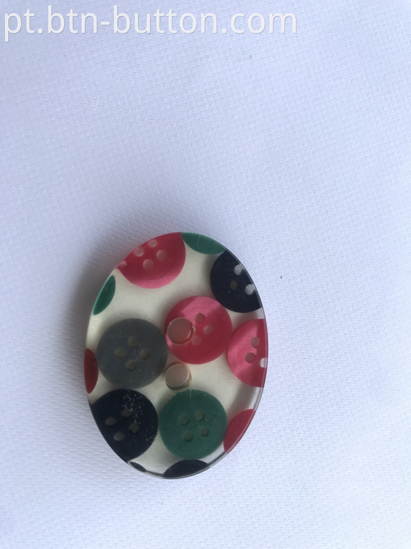 Clothing buttons made of resin fragments